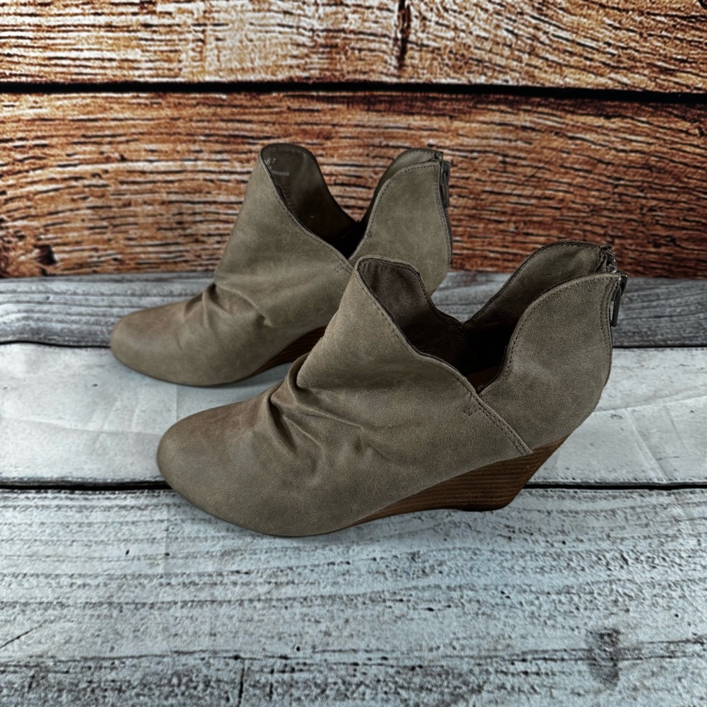 Women's Report Tan Suede Ankle Boot Size 7 Excellent Condition Western Bohemian